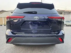 Toyota Highlander XLE 2022 Blue
