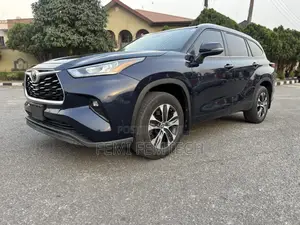Toyota Highlander XLE 2022 Blue