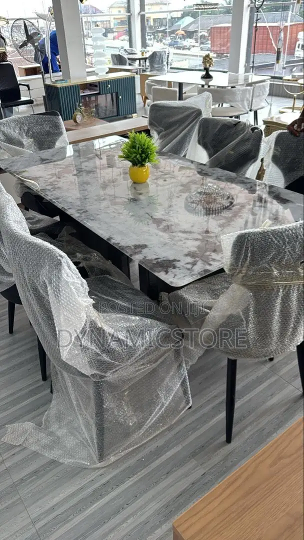 8 Seaters Dinning Table With Seaters.