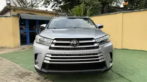 Toyota Highlander XLE 4x4 V6 (3.5L 6cyl 8A) 2018 Silver