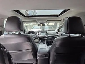Toyota Highlander XLE 4x4 V6 (3.5L 6cyl 8A) 2017 White