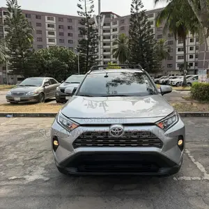 Toyota RAV4 XLE FWD 2020 Silver