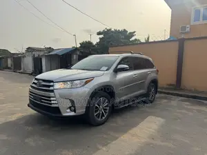 Toyota Highlander XLE 2019 Blue