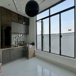 5bdrm Duplex in Chevron for sale