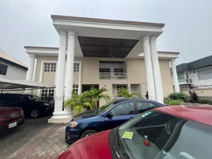 5bdrm Block of Flats in Admiralty Way, Lekki Phase 1 for rent