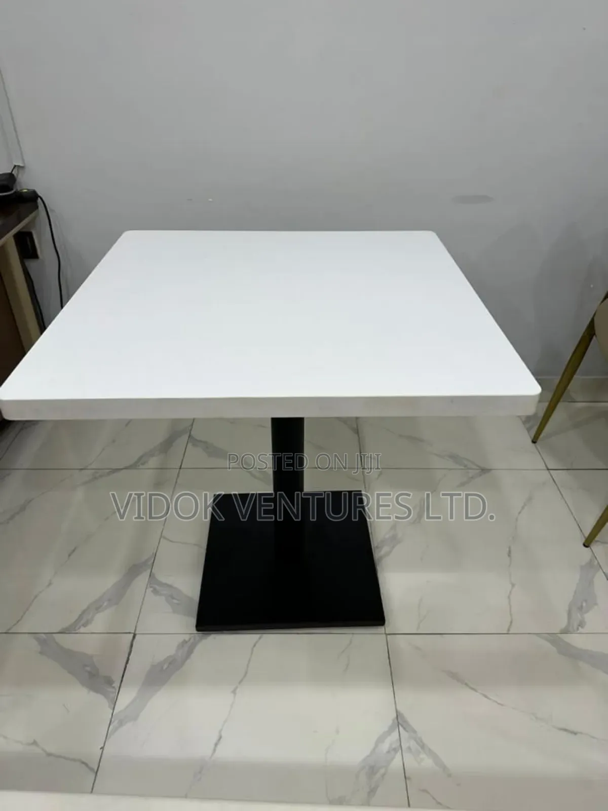 Dining Bar Table for Homes and Hotels