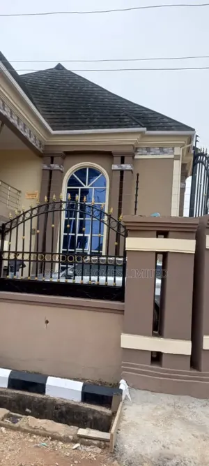 5bdrm Duplex in Alimosho for sale
