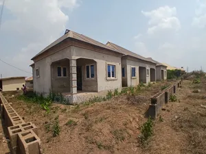 8bdrm Apartment in Off Ayegun/Oleyo, Akala Express for sale