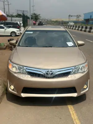 Toyota Camry XLE V6 4dr Sedan (3.5L 6cyl 6A) 2012 Gold