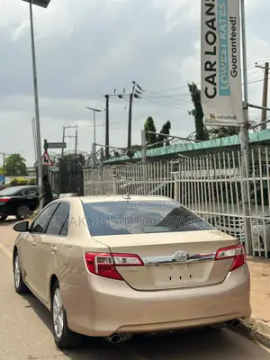 Toyota Camry XLE V6 4dr Sedan (3.5L 6cyl 6A) 2012 Gold