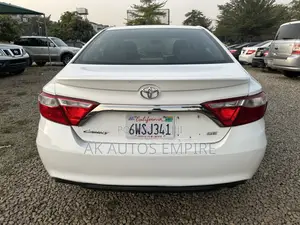 Toyota Camry SE 4dr Sedan (2.5L 4cyl 6A) 2017 White