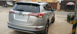 Toyota RAV4 XLE 4dr SUV (2.5L 4cyl 6A) 2018 Silver