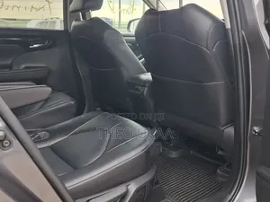Toyota Highlander XLE 2022 Gray