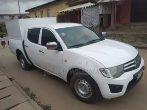 Mitsubishi L300 2014 White