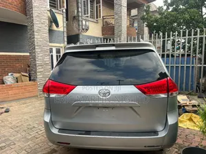 Toyota Sienna 2013 Silver