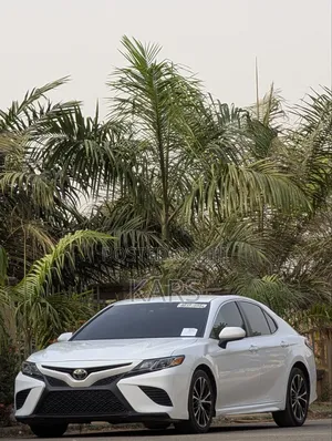 Toyota Camry SE FWD (2.5L 4cyl 8AM) 2018 White