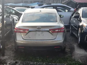 Toyota Avalon XLE 4dr Sedan (3.5L 6cyl 6A) 2015 Gold