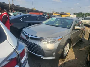 Toyota Avalon XLE 4dr Sedan (3.5L 6cyl 6A) 2015 Gold