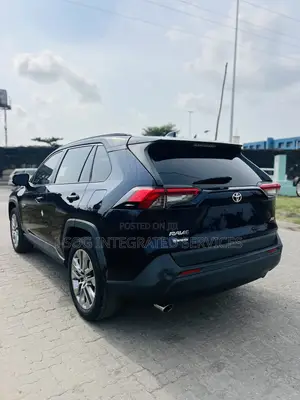 Toyota RAV4 XLE AWD 2019 Blue