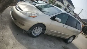 Toyota Sienna XLE AWD 2009 Gold