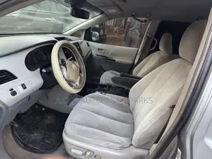 Toyota Sienna 2011 Silver