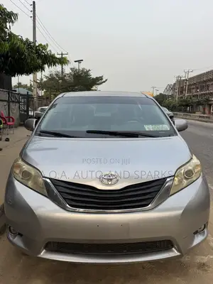 Toyota Sienna 2011 Silver