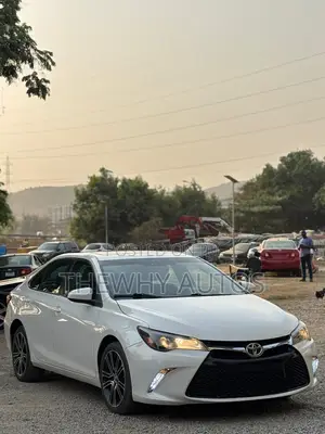 Toyota Camry SE w/Special Edition Pkg (2.5L 4cyl 6A) 2016 White
