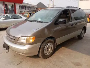 Toyota Sienna 1999 Gray