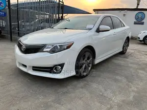 Toyota Camry SE 4dr Sedan (2.5L 4cyl 6A) 2013 White