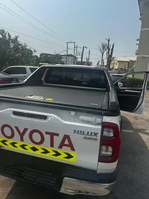 Toyota Hilux 2024 White