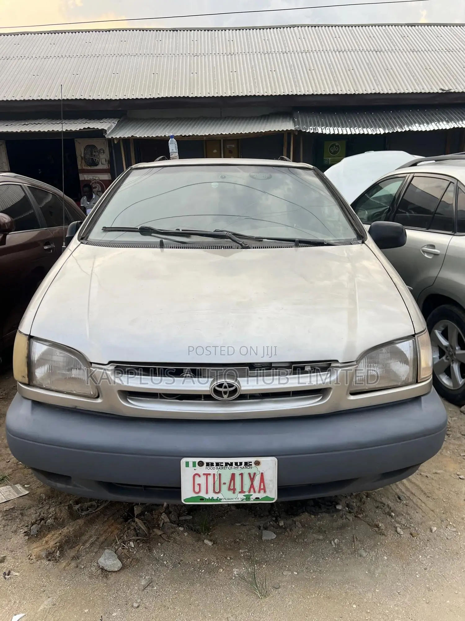 2000 Toyota Sienna LE & 1 hatch - Image 1