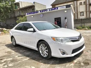 Toyota Camry XLE 4dr Sedan (2.5L 4cyl 6A) 2013 White