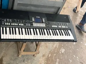 Yamaha PSR-S550 Electronic Arranger Workstation Keyboard