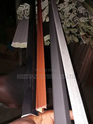 Angle for Fluted Panel