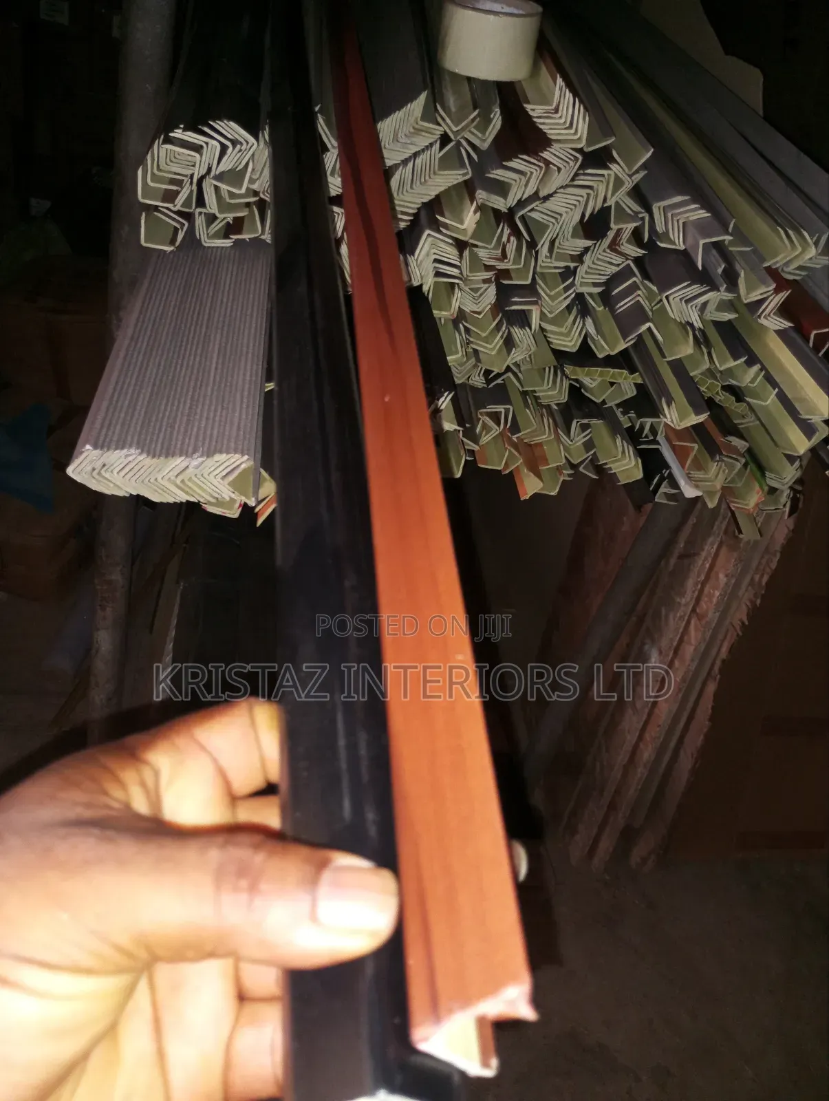 Angle for Fluted Panel