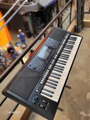 Yamaha PSR S775