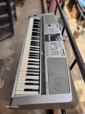 Yamaha DGX 305