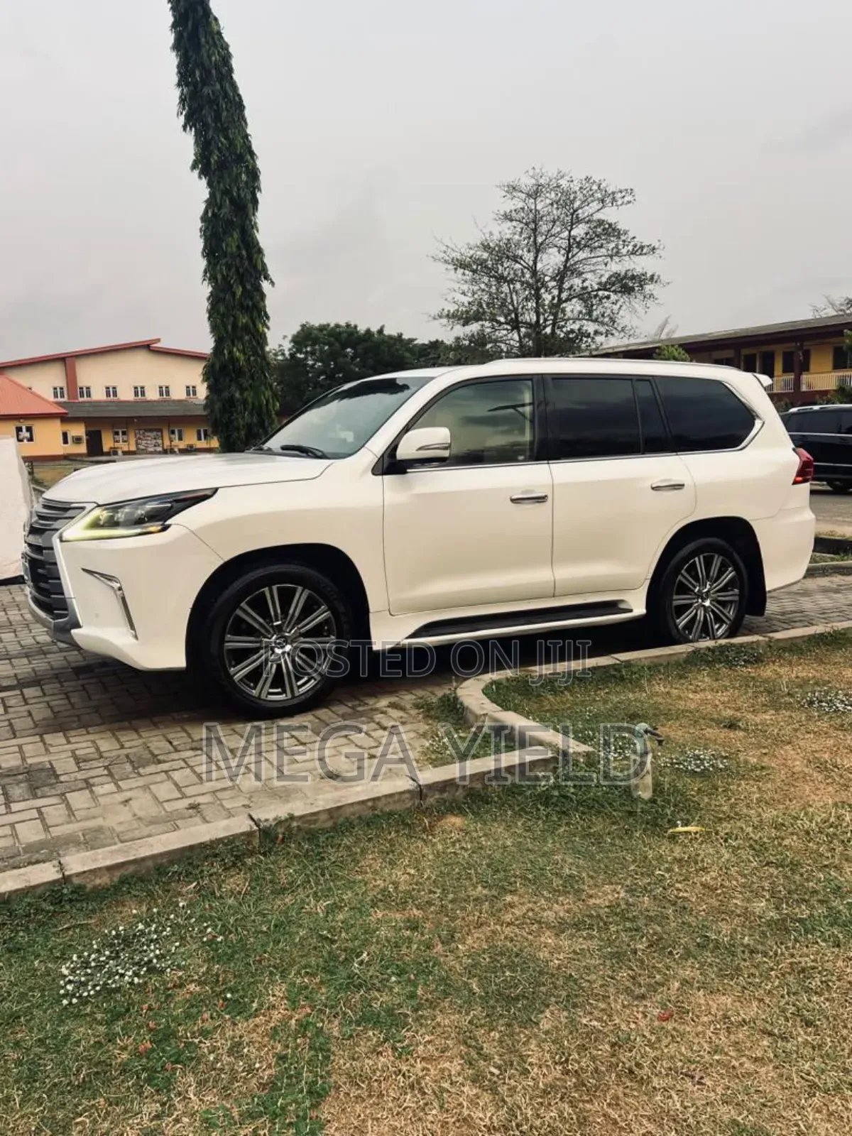 Lexus LX 570 (5 seats) AWD 2017 White