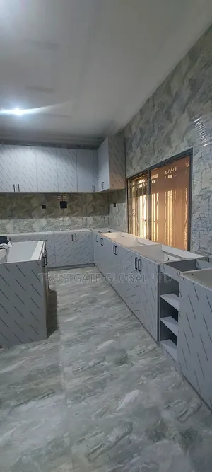5bdrm Duplex in Broadview Estate, Idu Industrial for rent