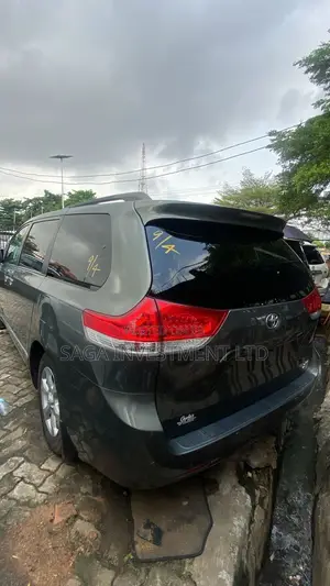 Toyota Sienna XLE AWD 7-Passenger 2013 Green