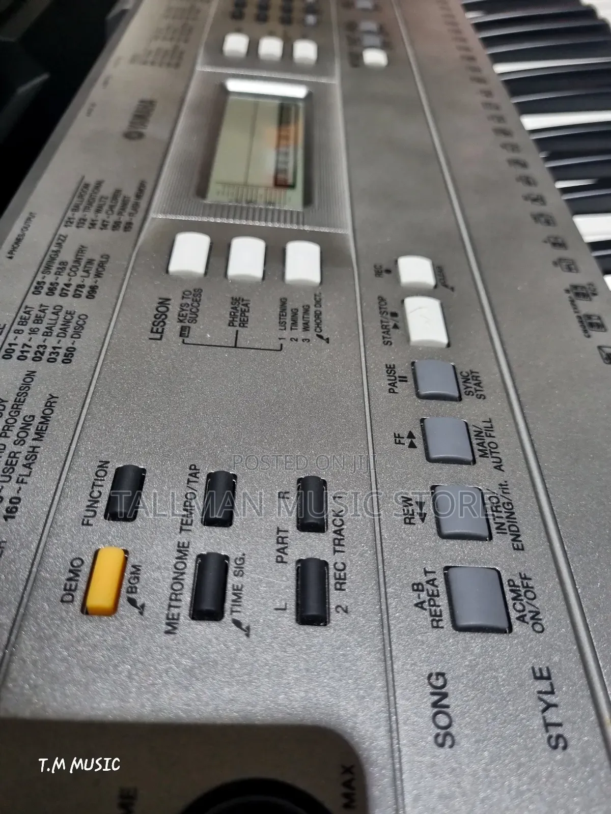Yamaha PSR E353