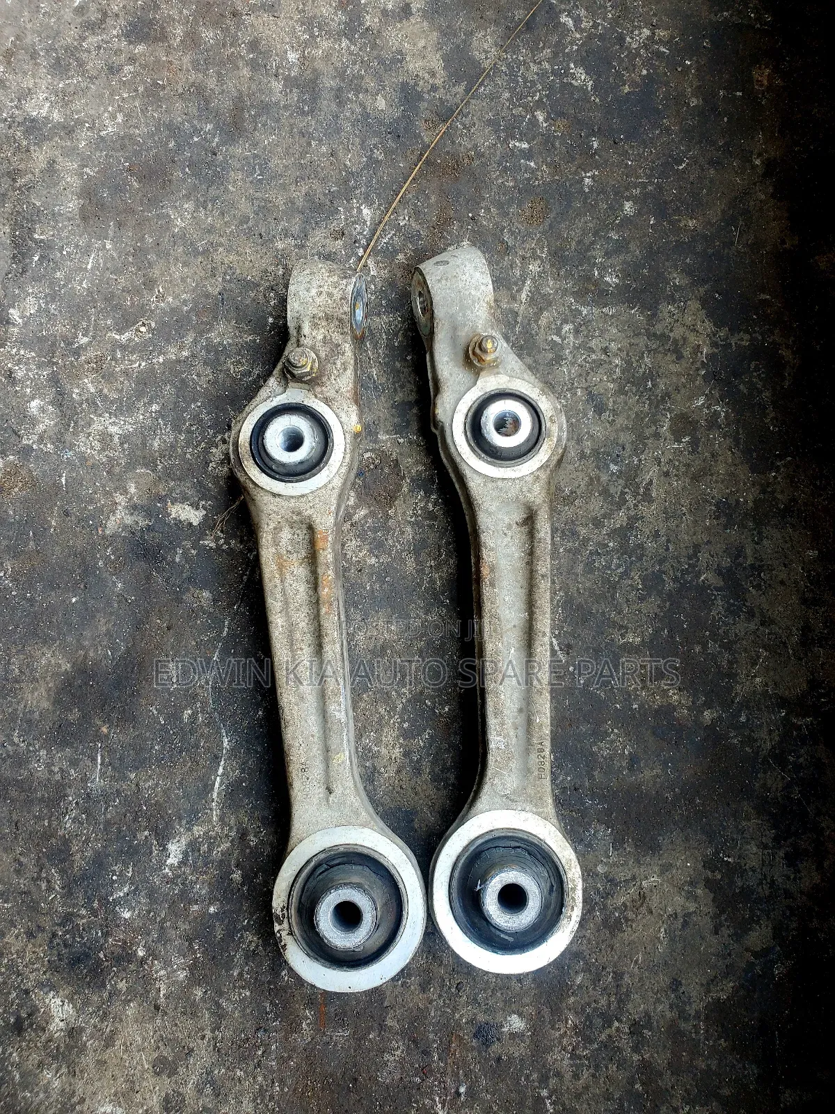 Hyundai Genesis Front Arms Set