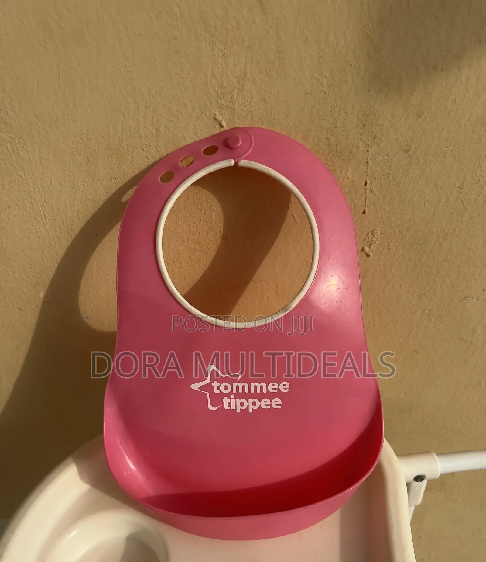 Tommee Tippee Essentials Comfi Bib, Designed for Babies and Toddlers