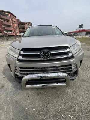 Toyota Highlander XLE 4dr SUV (3.5L 6cyl 6A) 2015 Gold