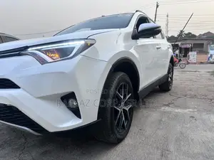 Toyota RAV4 SE AWD (2.5L 4cyl 6A) 2017 White