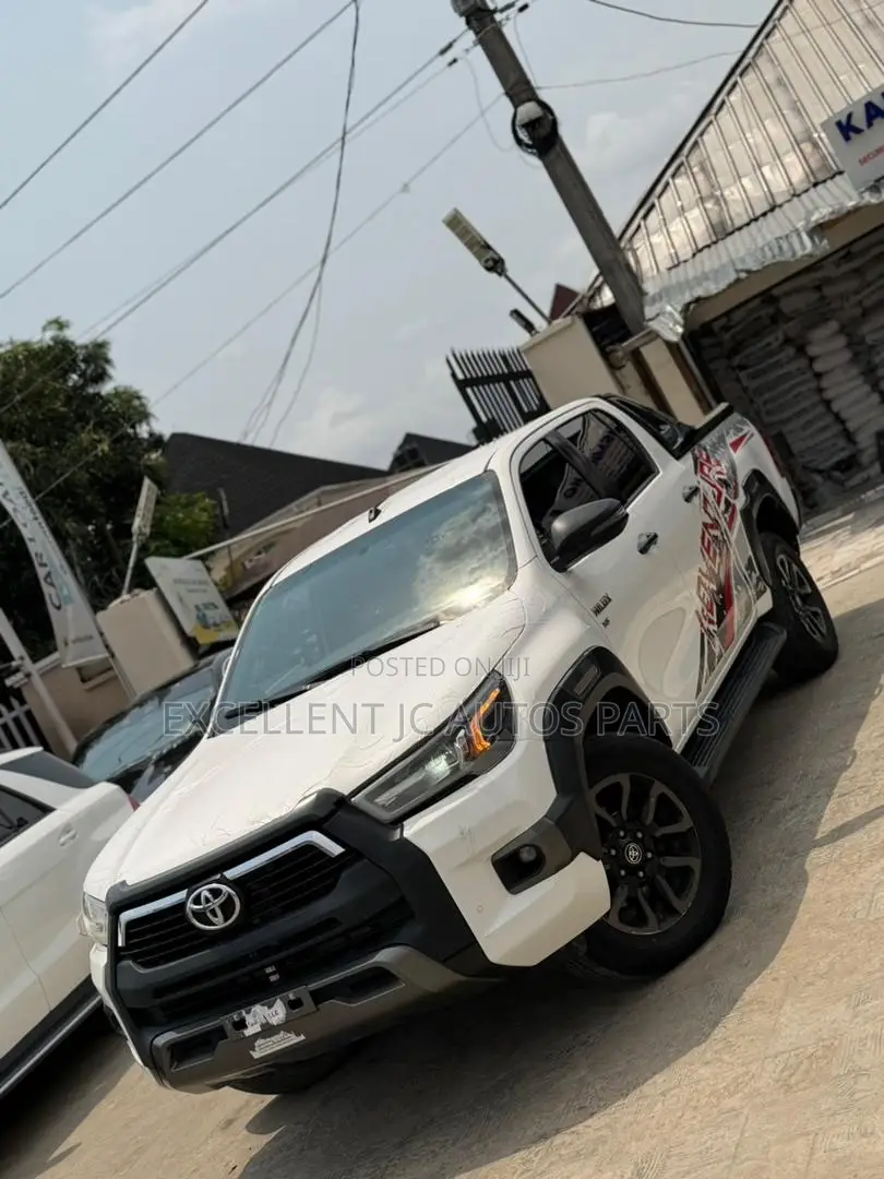 Toyota Hilux 2021 White