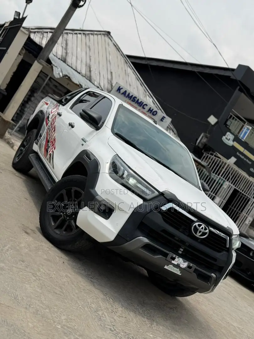 Toyota Hilux 2021 White