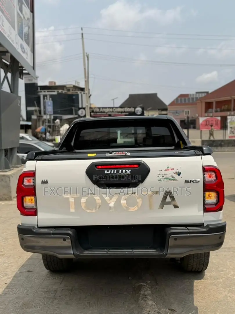 Toyota Hilux 2021 White