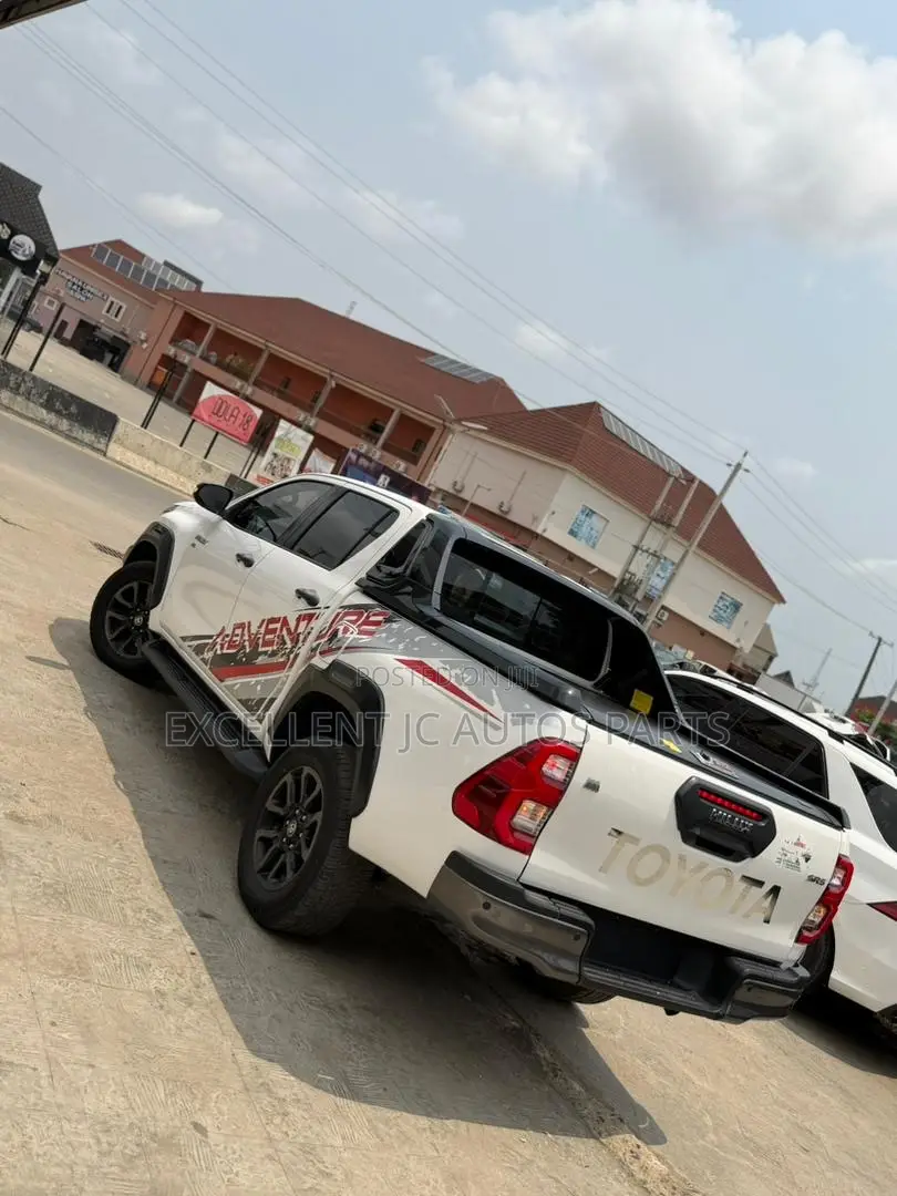 Toyota Hilux 2021 White