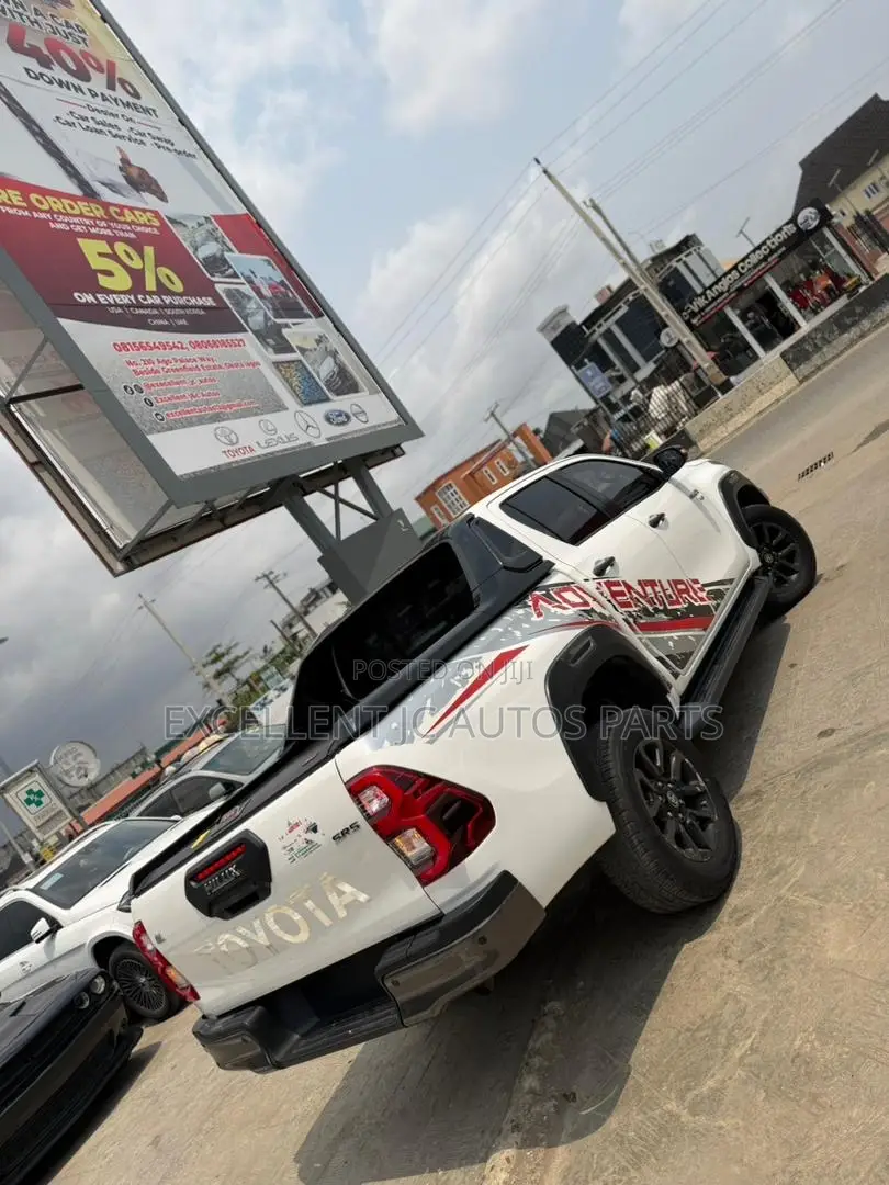Toyota Hilux 2021 White